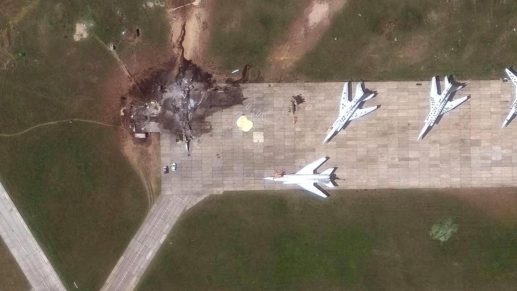 Otro Tu-92 completamente destruido en la base de Belaya.