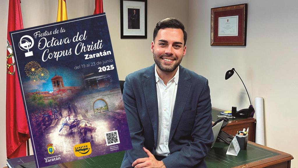 El alcalde de Zaratán, Roberto Migallón, con el cartel de fiestas de Corpus Christi