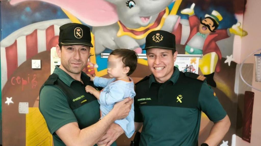 Los dos guardias civiles junto al menor.