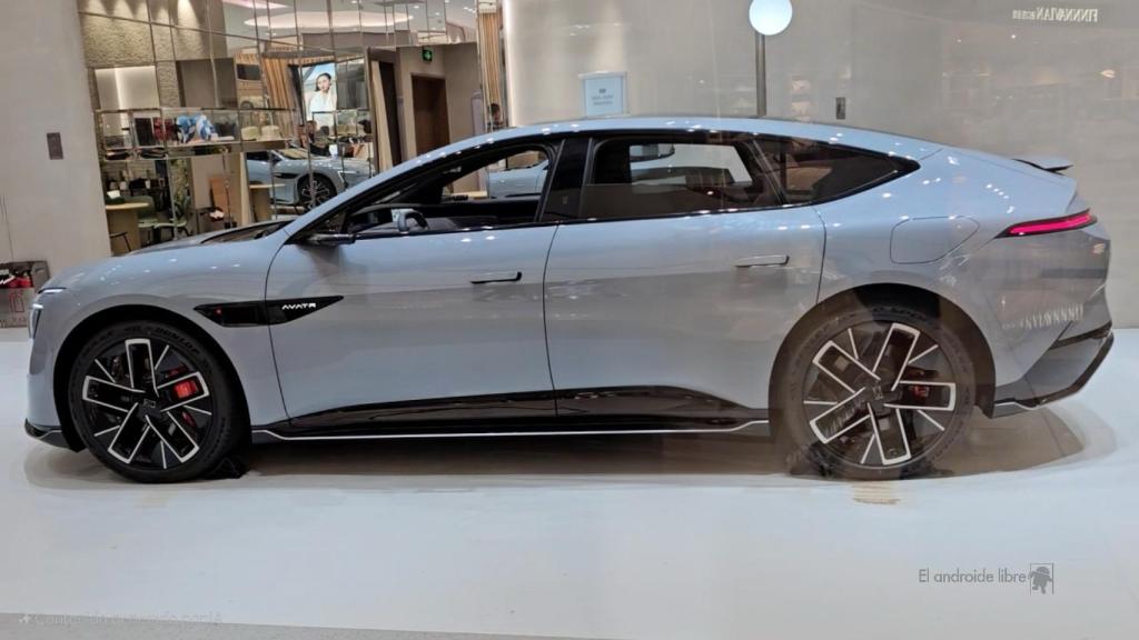 Coche de AVATR en una tienda