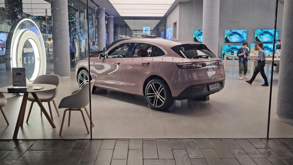 Un coche de la marca AITO en una tienda de Huawei