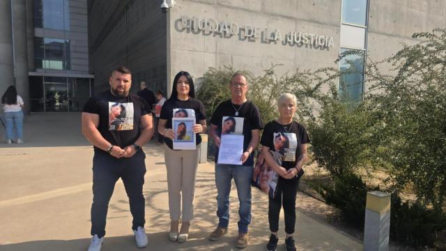 Rubén, Nora, Damián y Felisa, la familia de la difunta Sara Gómez, este jueves, en la puerta de la Ciudad de la Justicia para presentar una demanda.ad sin licencia