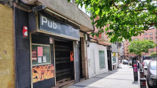 Antiguo pub Tribeca, cerrado y en alquiler en la calle Socorro, del Orzán, en A Coruña.