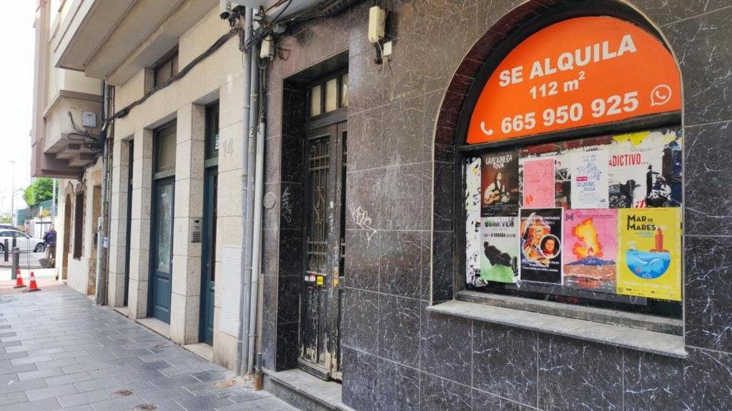 Anuncio de alquiler en la fachada del que fue pub Lautrec, en la calle Sol.
