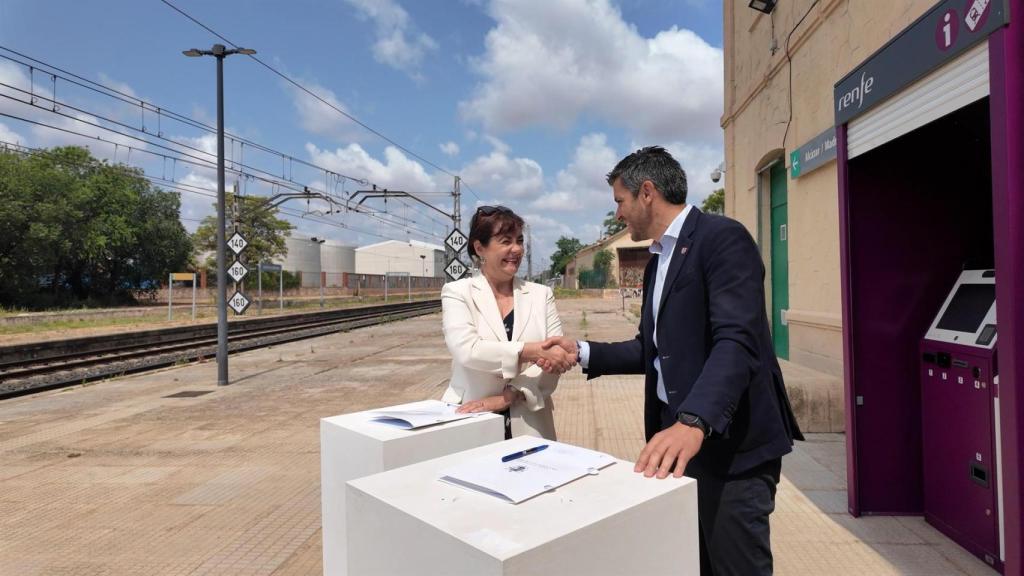 El alcalde de Campo de Criptana, Santiago Lázaro y la gerente de Patrimonio y Urbanismo de la Zona Norte de Adif, Mari Cruz Nieto.