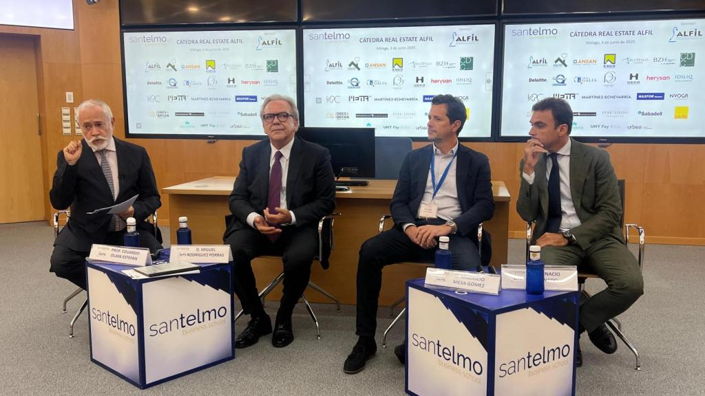 Integrantes de la mesa redonda de la Cátedra Real Estate Alfil.