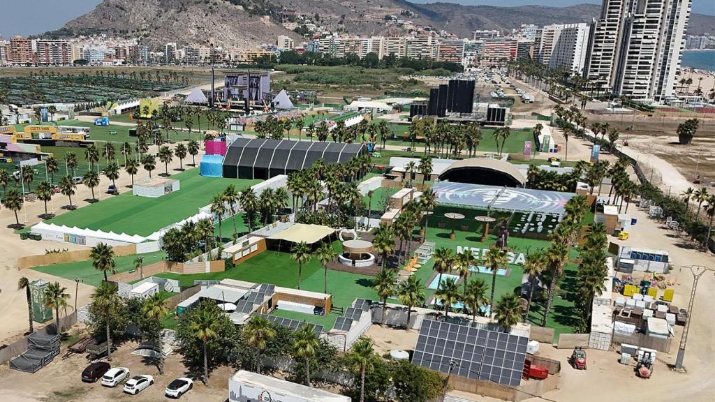 Instalación de placas solares en el recinto del festival.