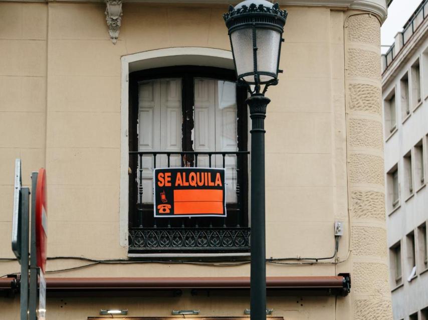 Anuncio de una vivienda en alquiler.