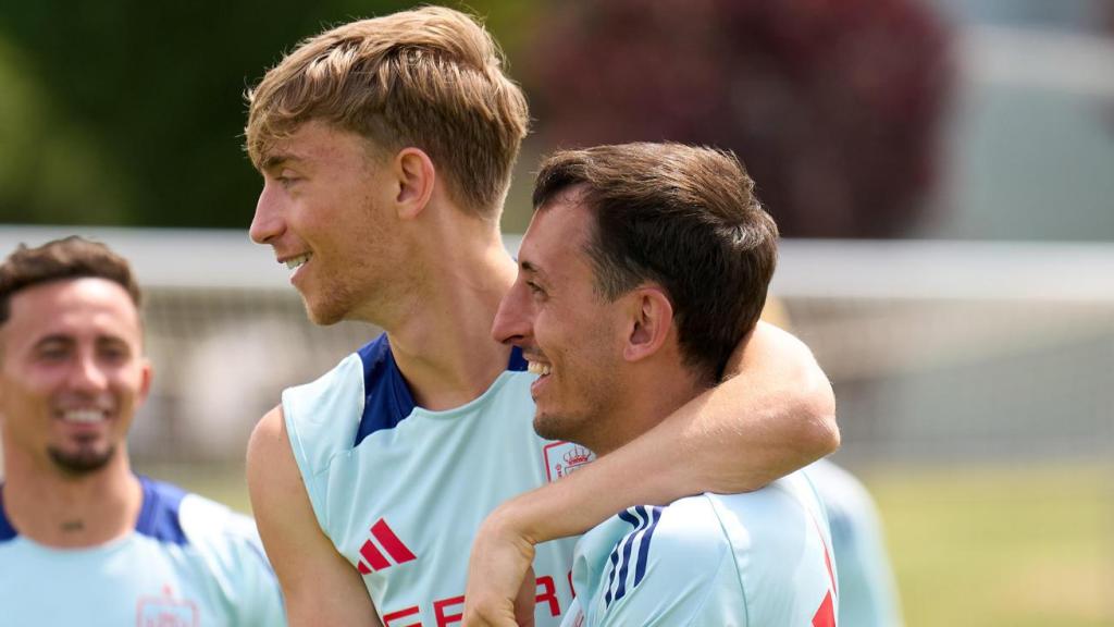 Oyarzabal y Huijsen, durante un entrenamiento con la selección española.