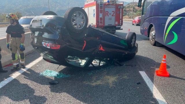 Imágenes del coche accidentando en la MA-20 de Málaga.