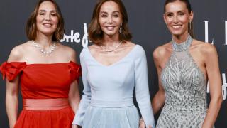 Isabel Preysler junto a sus hijas en la gala de los 'Elle Style Awards'.