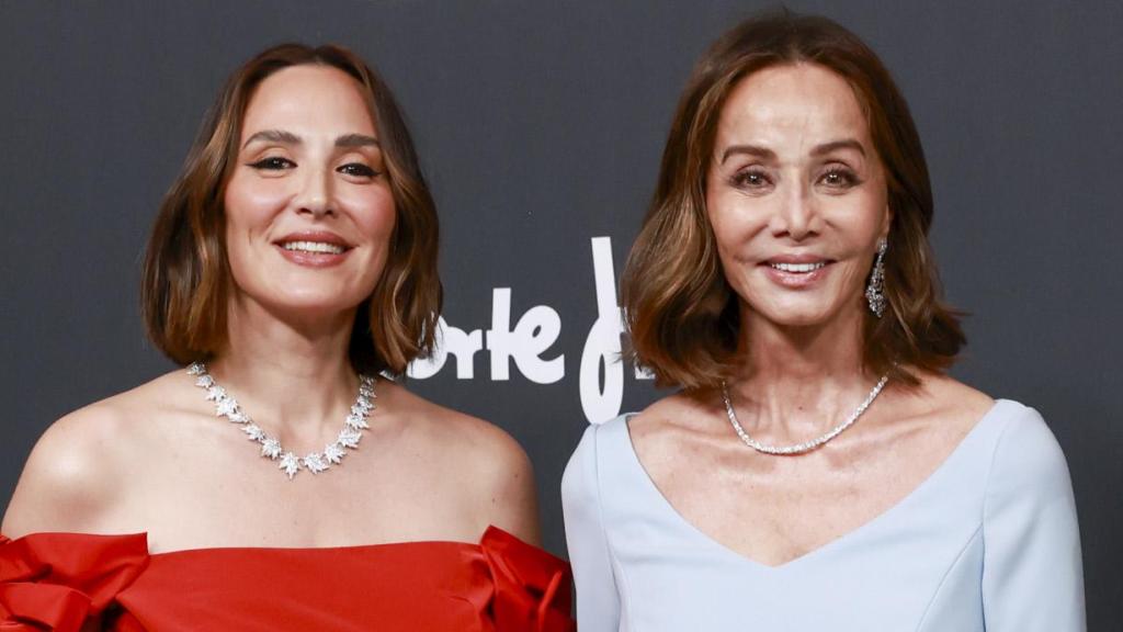 Isabel Preysler junto a sus hijas en la gala de los 'Elle Style Awards'.