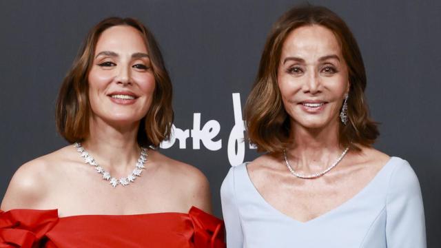 Isabel Preysler junto a sus hija en la gala de los 'Elle Style Awards' 2025.