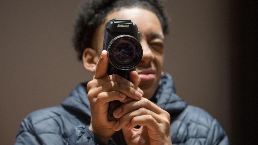 Un alumno con una Super 8  en una de las actividades del festival S8 en A Coruña