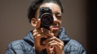 Un alumno con una Super 8  en una de las actividades del festival S8 en A Coruña