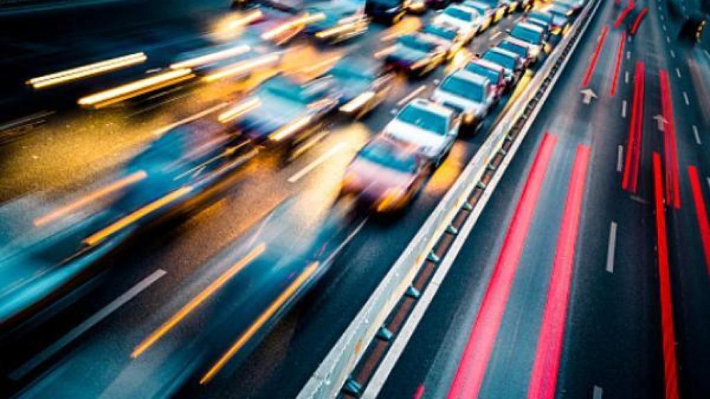 Ni pitar ni dar las largas: el gesto en la autovía que puede costarte una multa de 200 euros (y casi nadie lo sabe)