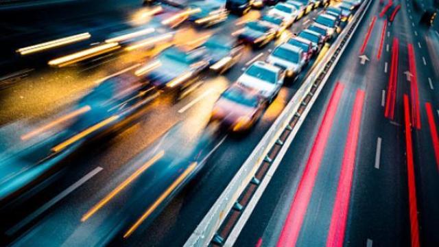 Ni pitar ni dar las largas: el gesto en la autovía que puede costarte una multa de 200 euros (y casi nadie lo sabe)