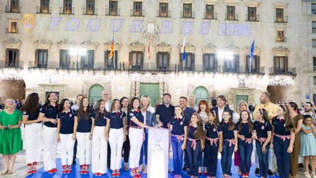 Las Belleas del Foc junto al alcalde Luis Barcala en el encendido de luces.