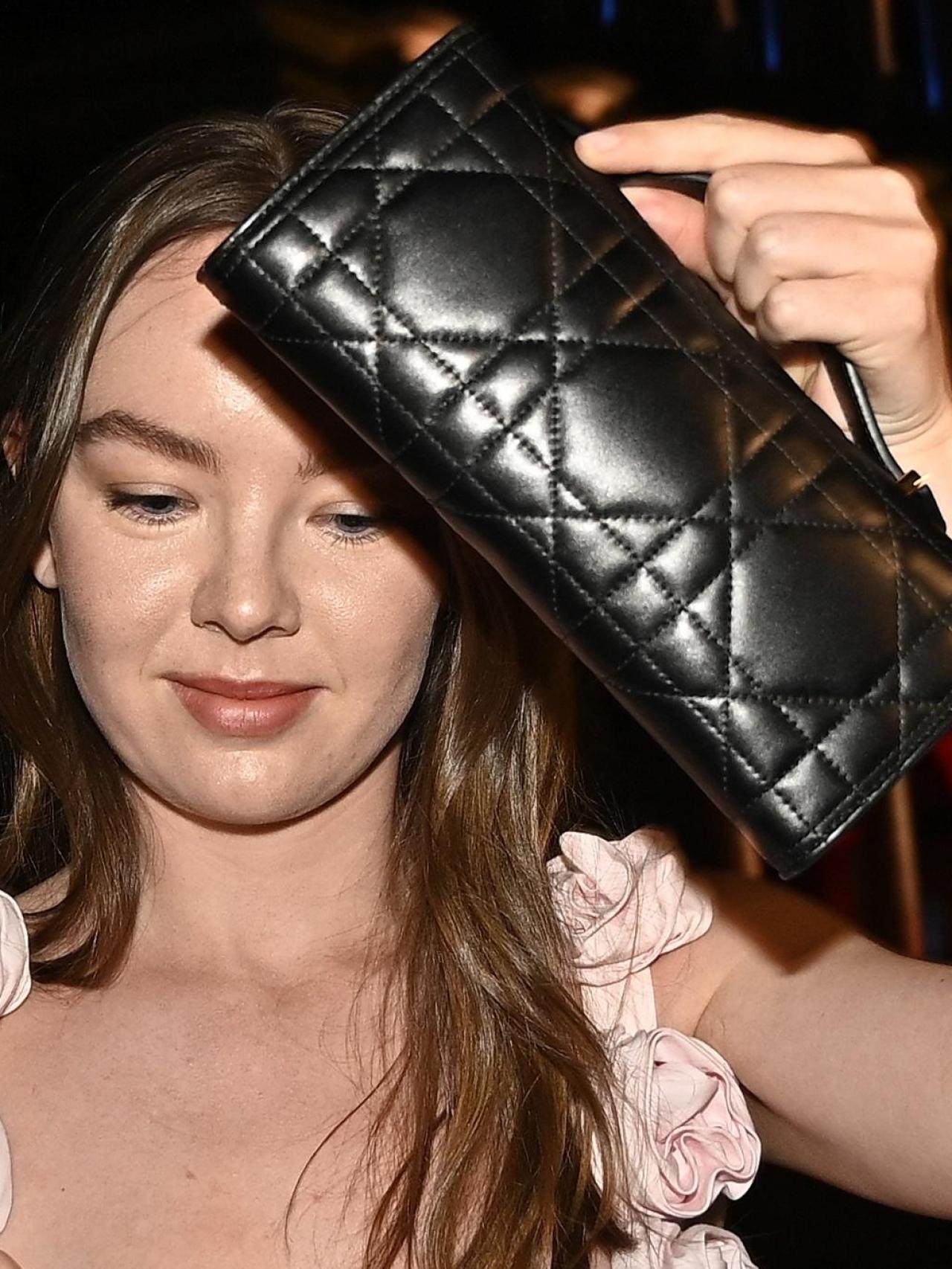 Alexandra de Hannover, tapándose la cara con su bolso.