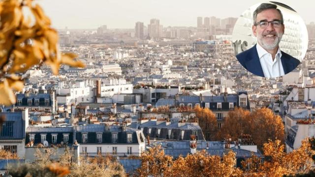 Mikel Echavarren con la vista de una ciudad.