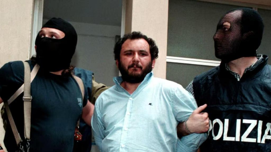 Giovanni Brusca durante in traslado a una prisión de máxima seguridad de Italia en mayo de 1993.