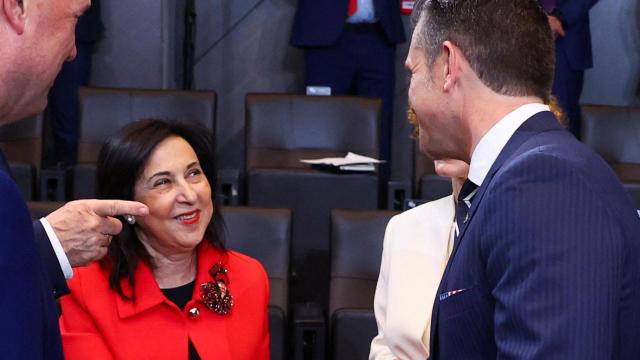 La ministra de Defensa, Margarita Robles, saluda a su homólogo estadounidense, Pete Hegseth, durante la reunión de la OTAN este jueves en Bruselas