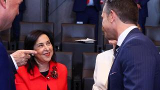 La ministra de Defensa, Margarita Robles, saluda a su homólogo estadounidense, Pete Hegseth, durante la reunión de la OTAN este jueves en Bruselas