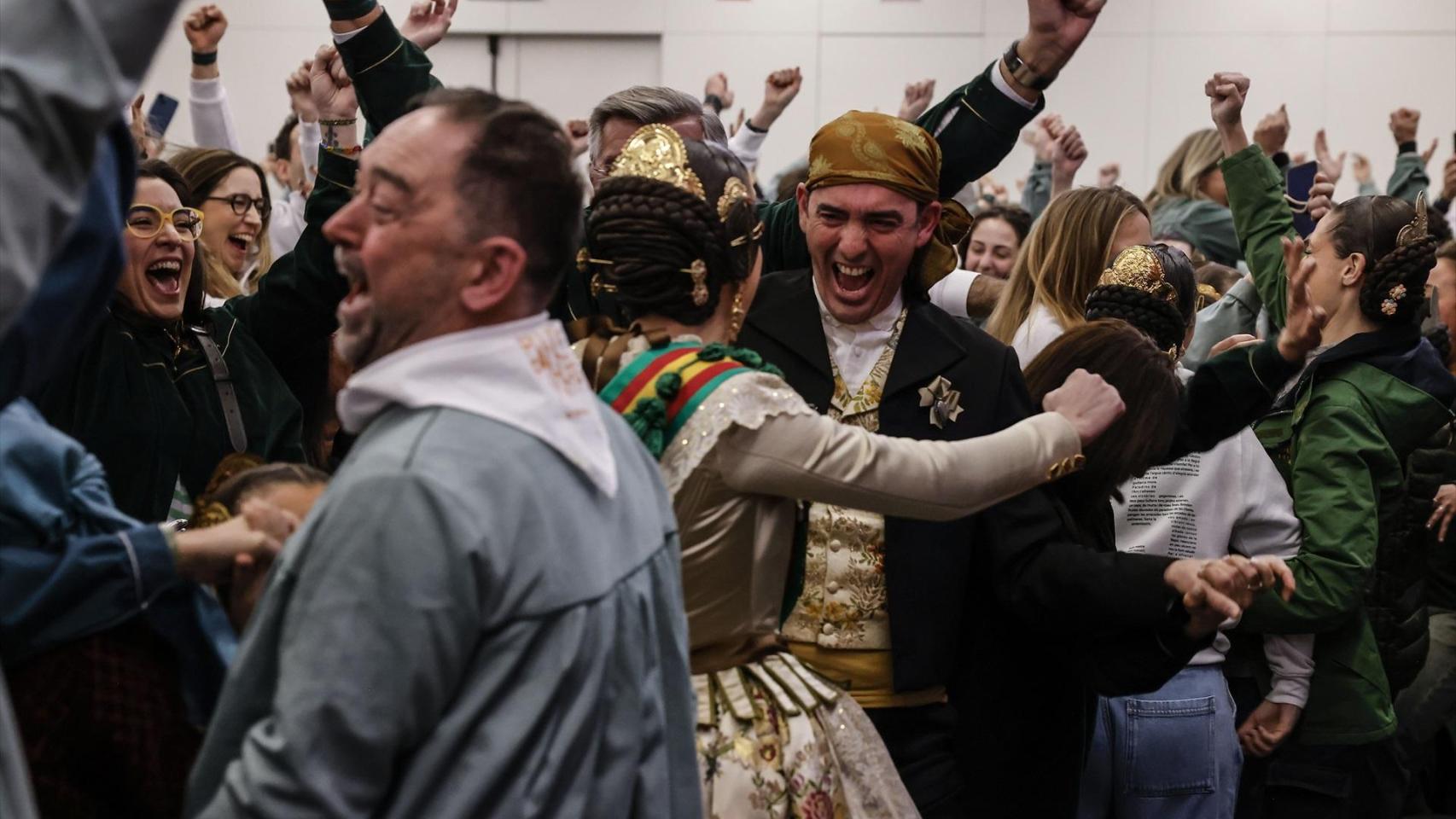 Francisco Segura, presidente de la falla Convento Jerusalén (en el centro) celebra el primer premio de las Fallas 2025. EP