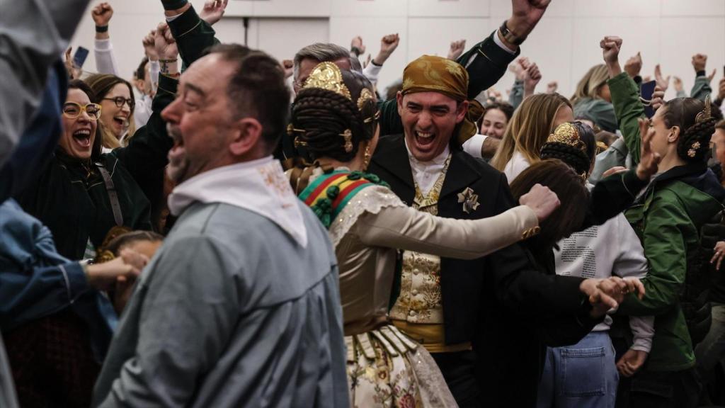 Francisco Segura, presidente de la falla Convento Jerusalén (en el centro) celebra el primer premio de las Fallas 2025. EP