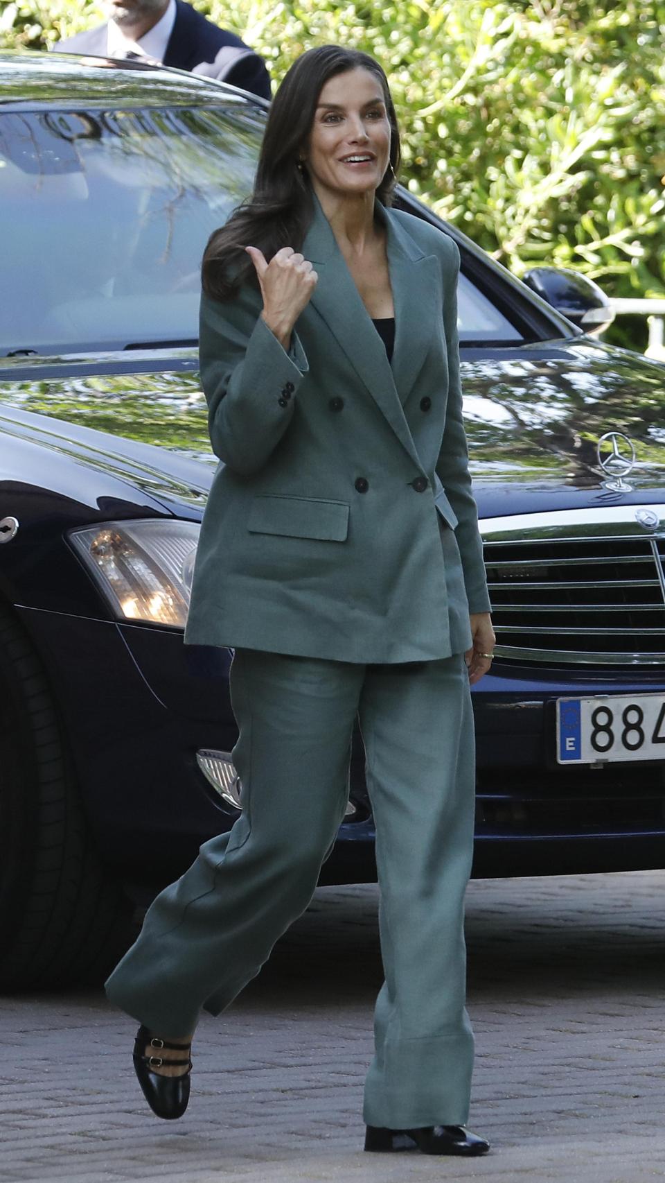 La reina Letizia luce traje de Mango en lino verde.