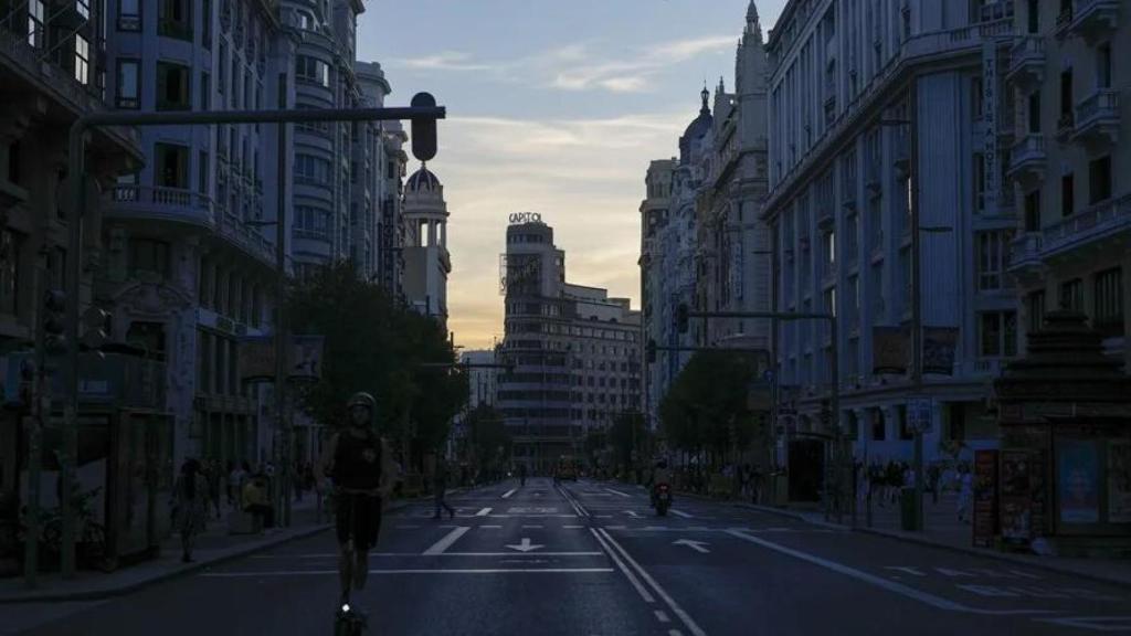 La Gran Vía de Madrid en pleno apagón y sin luces.