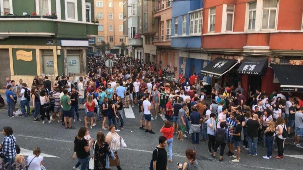 Locales de hostelería como el Chaflán el día de San Juan en A Coruña.