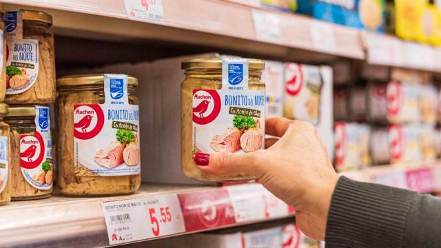 Una persona compra un producto de Alcampo