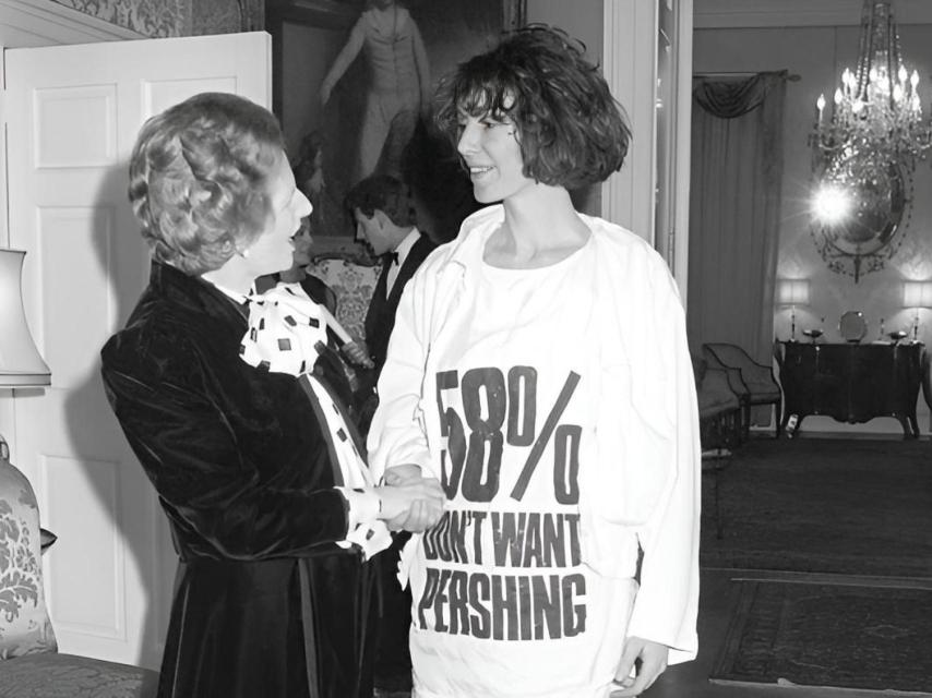 Katharine Hamnett, durante su encuentro con Margaret Thatcher, en 1984.