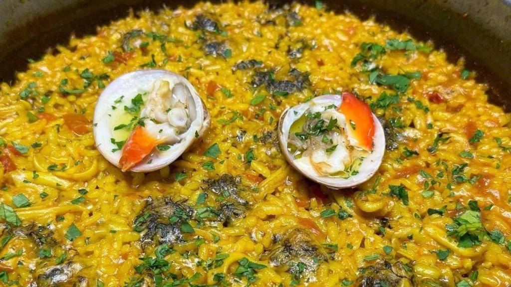 El arroz Calabuch de Casa Jaime con 'espardenyes' y ortigas de mar.