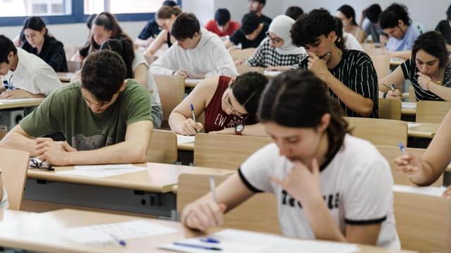 Estudiantes realizando un examen.
