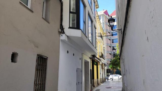 Portal y edificio de viviendas de uso turístico en el centro de A Coruña.