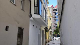 Portal y edificio de viviendas de uso turístico en el centro de A Coruña.