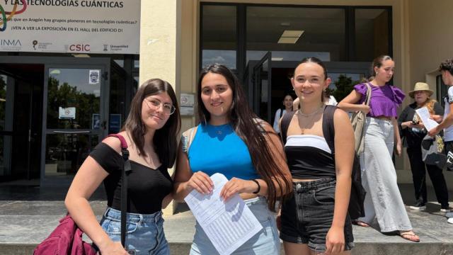Paula, Candela y Juana tras acabar su último examen de la PAU en Zaragoza