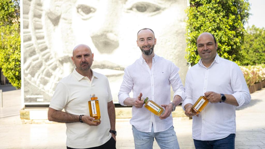 Los fundadores de esta marca en el certamen británico que les ha premiado.