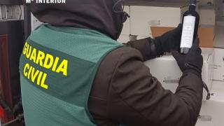 La Guardia Civil con el material incautado