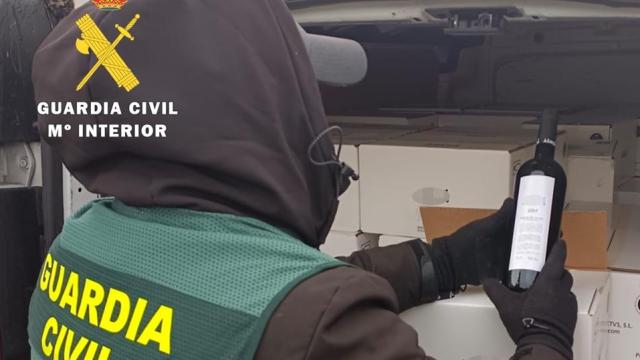 La Guardia Civil con el material incautado