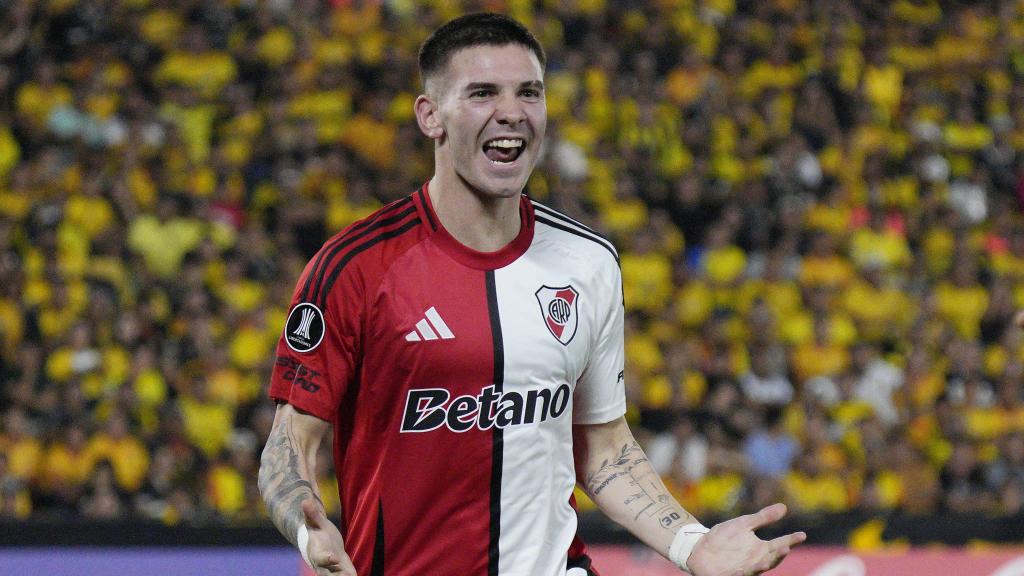 Mastantuono celebra un gol con River Plate.