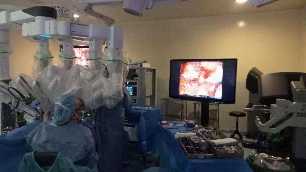 El Álvaro Cunqueiro de Vigo, pionero mundial en extirpar cáncer de próstata con una sola incisión