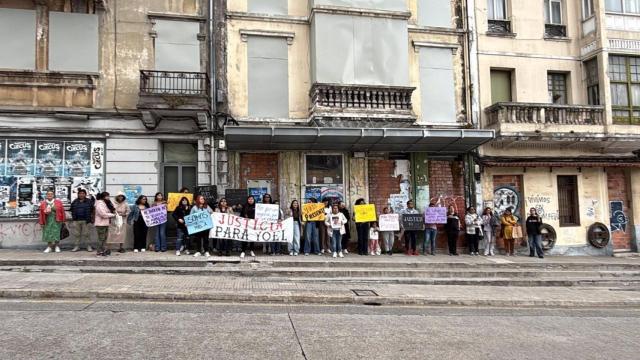 La familia de Yoel Quispe se concentra en A Coruña para pedir que se amplíe la causa