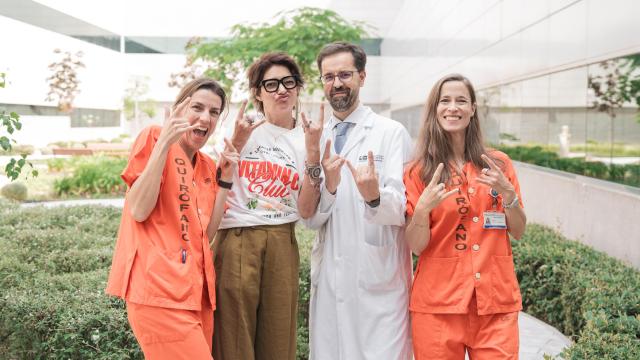 (De izquierda a derecha) La doctora Marina Pérez Redondo, intensivista y Coordinadora de Trasplantes; Nieves Laguna, la paciente trasplantada; el doctor Manuel Gómez Bueno, cardiólogo responsable de la Unidad de Trasplante Cardiaco, y la doctora Silvana Crowley Carrasco, una de las cirujanas torácicas que la operó.