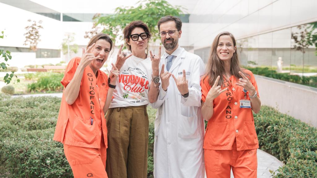 (De izquierda a derecha) La doctora Marina Pérez Redondo, intensivista y Coordinadora de Trasplantes; Nieves Laguna, la paciente trasplantada; el doctor Manuel Gómez Bueno, cardiólogo responsable de la Unidad de Trasplante Cardiaco, y la doctora Silvana Crowley Carrasco, una de las cirujanas torácicas que la operó.