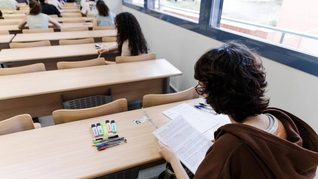 Una estudiante realizando un examen de la PAU de Madrid.