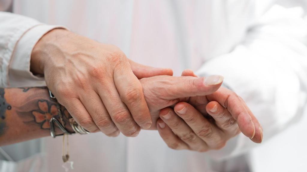 Detalle de las manos de Nieves Laguna, aún afectados por la hinchazón que le provocaba al final de sus dedos el truncus arteriosus congénito.