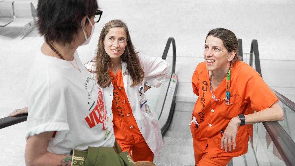 Las doctoras Crowley (i), cirujana torácica, y Pérez (d), intensivista, conversan con Nieves en el interior del hospital.